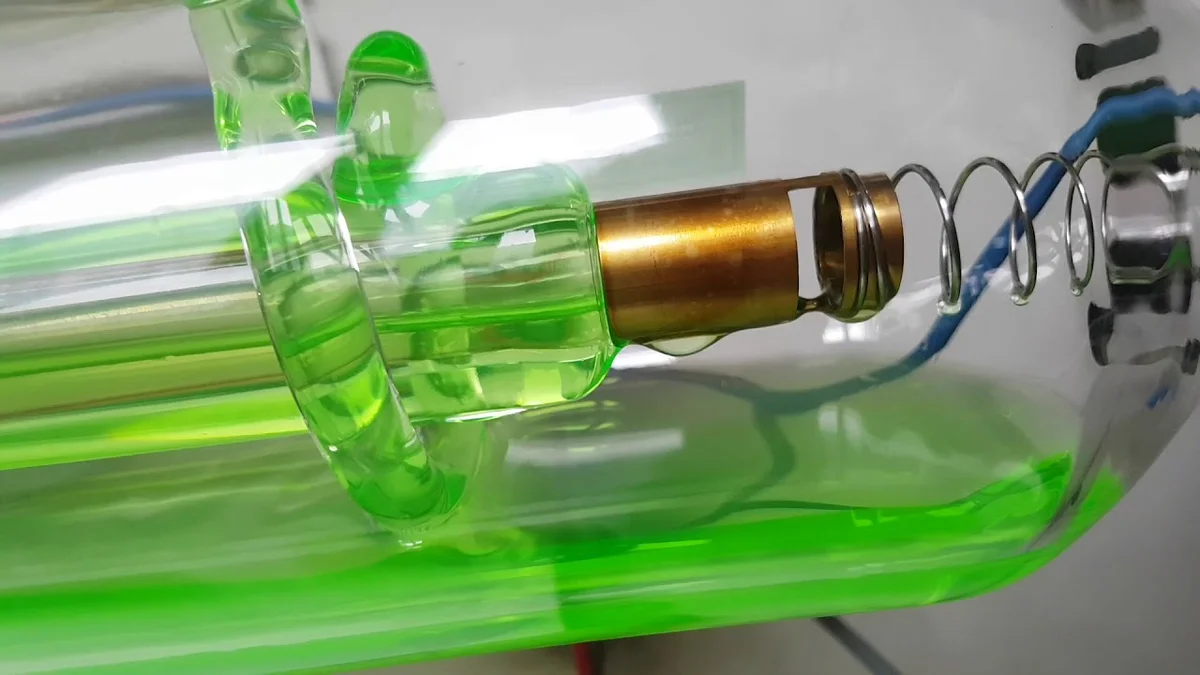 Лазерная трубка заполненная охлаждающей жидкостью (тосолом) и непригодная для дальнейшей работы