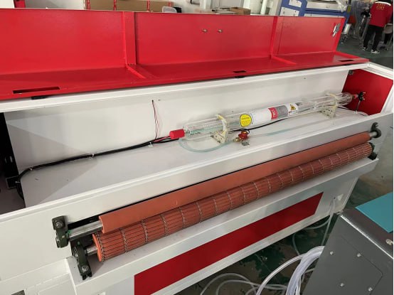 Лазерный станок c ЧПУ 1000х1600мм по ткани