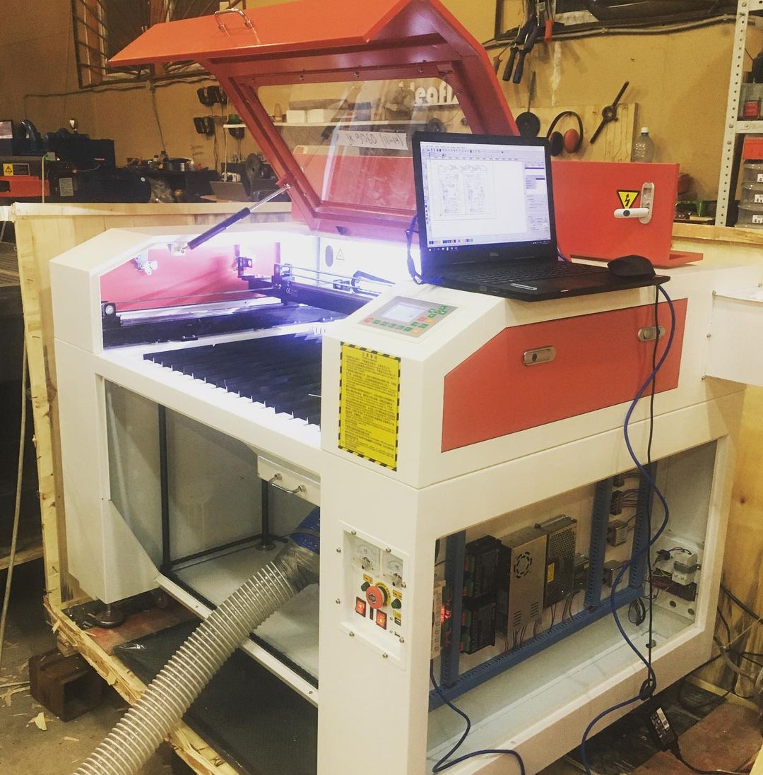 Лазерный станок CO2 c ЧПУ 600х900Hмм 100Вт/Ruida