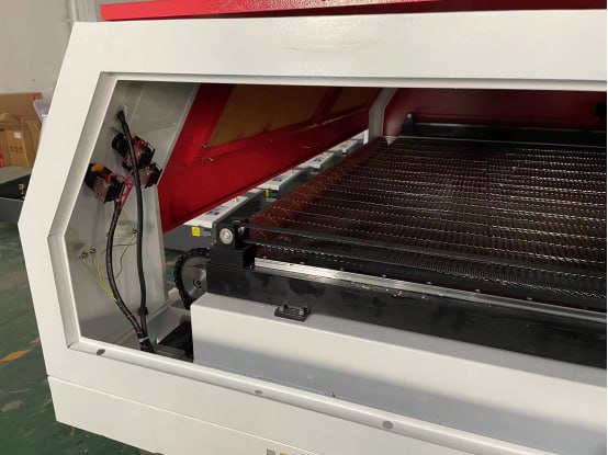 Лазерный станок c ЧПУ 1000х1600мм по ткани