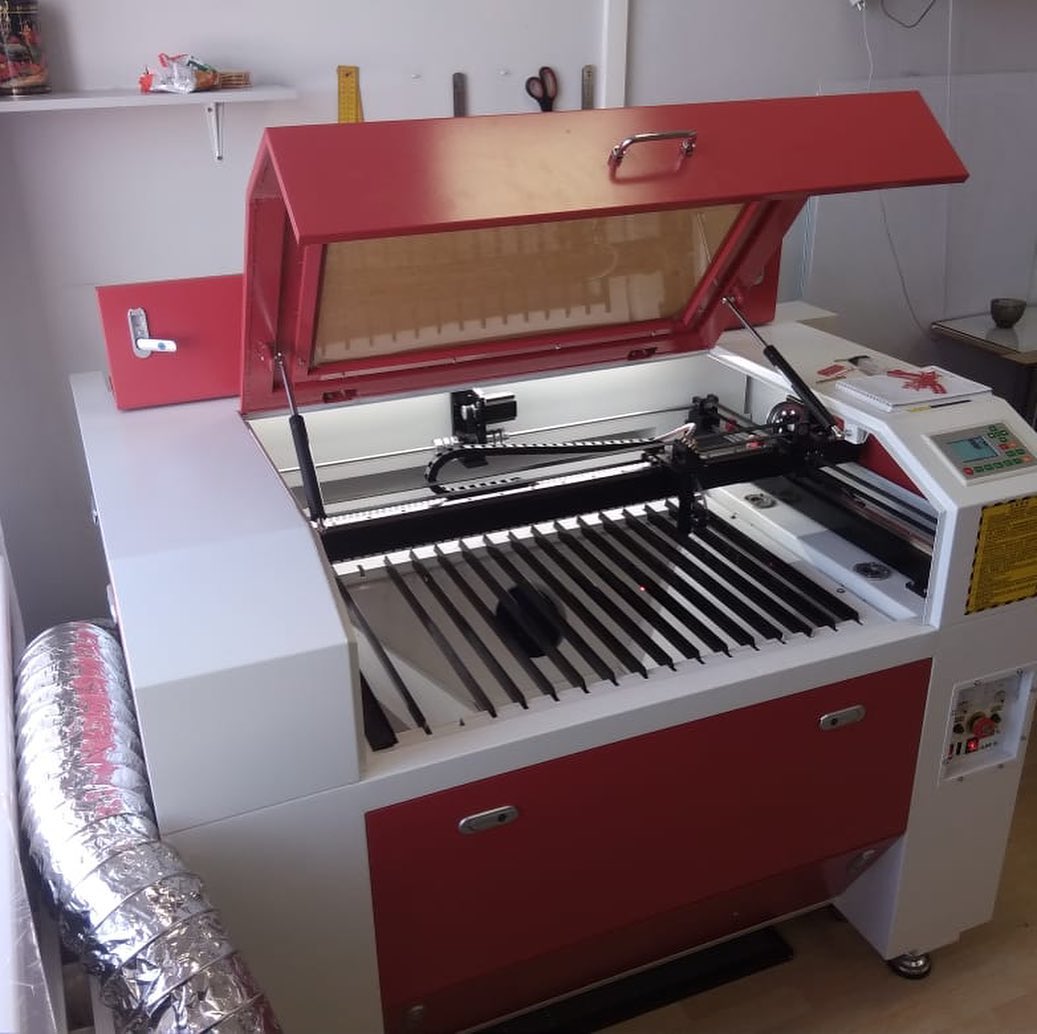 Лазерный станок CO2 c ЧПУ 600х900Hмм 100Вт/Ruida