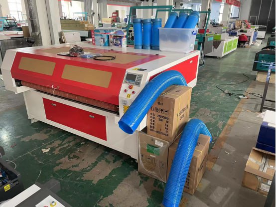 Лазерный станок c ЧПУ 1000х1600мм по ткани